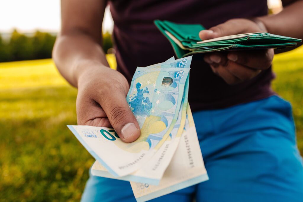 hombre con cartera pagando dinero, compramos tu coche